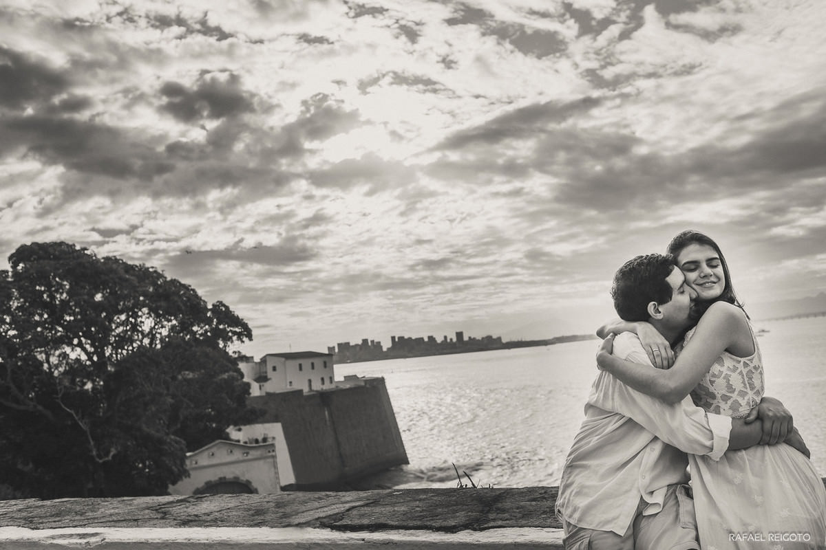 Abraço apaixonado do casal Mariana e Israel no ensaio pré-casamento na Fortaleza de Santa Cruz da Barra, Niterói- RJ