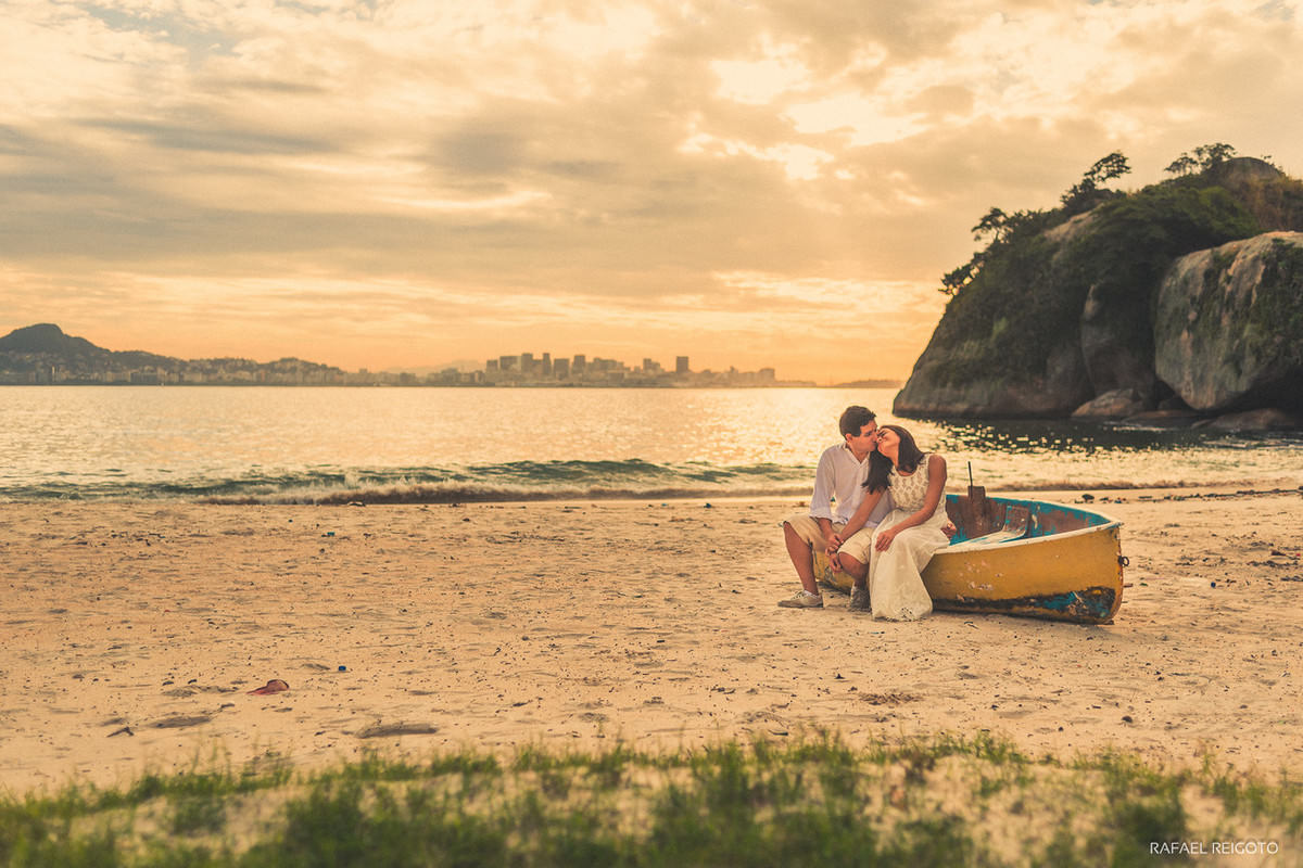O casal Mariana e Israel em momento romântico no ensaio pré-casamento, Niterói/RJ