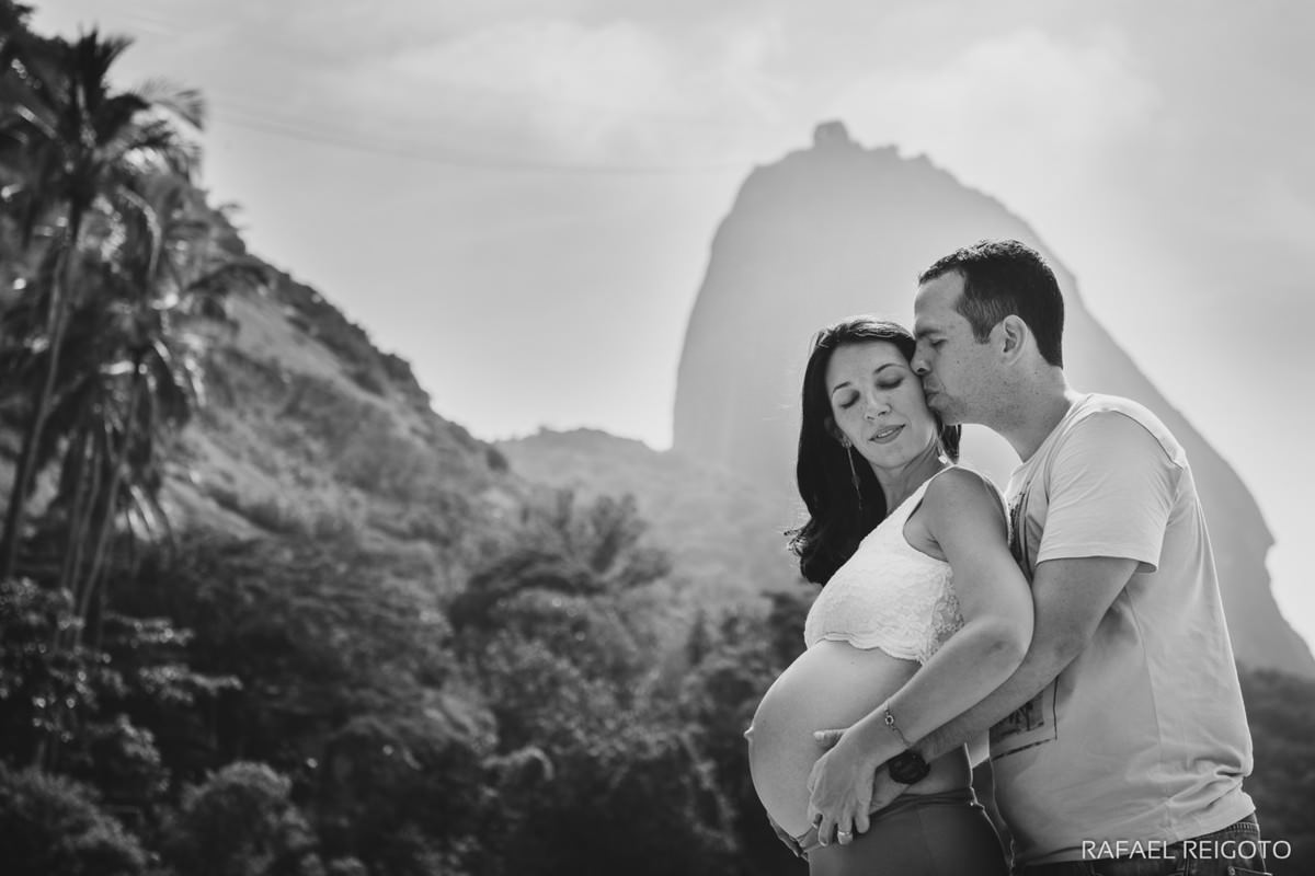 O casal Marina e Leandro no ensaio família com vista para o Pão de Açúcar, Urca, Rio de Janeiro- RJ