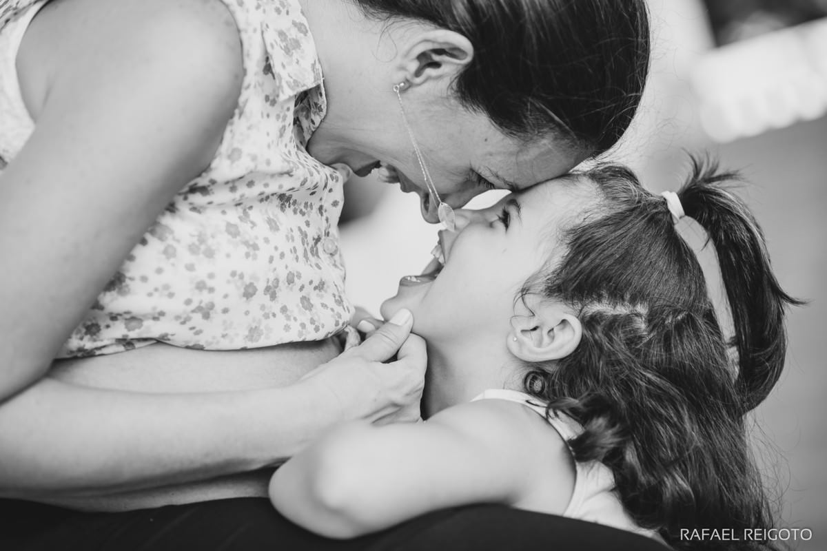 Amor de mãe e filha retratados no ensaio família na Urca, Rio de Janeiro-RJ