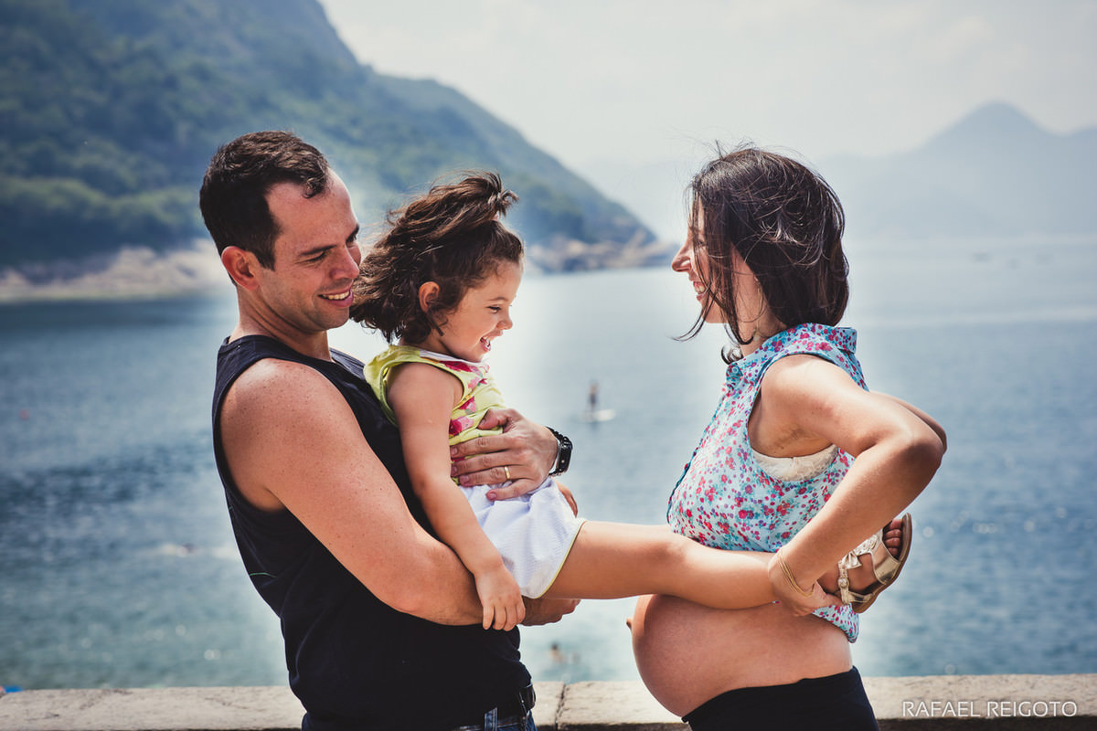 Papai Leandro e mamãe Marina com sua filha Laís no ensaio família na Urca, Rio de Janeiro-RJ