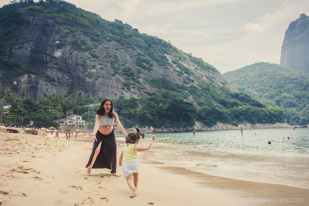 Mamãe Marina e sua filha Laís no ensaio família na Praia Vermelha, Urca, Rio de Janeiro-RJ