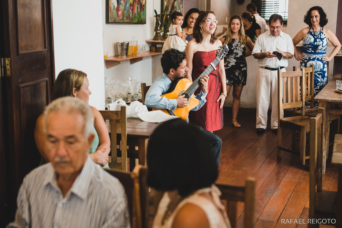 Coral na celebração do Casamento budista do casal Beatriz e Roger no Drink Café Humaitá, Humaitá, Rio de Janeiro-RJ