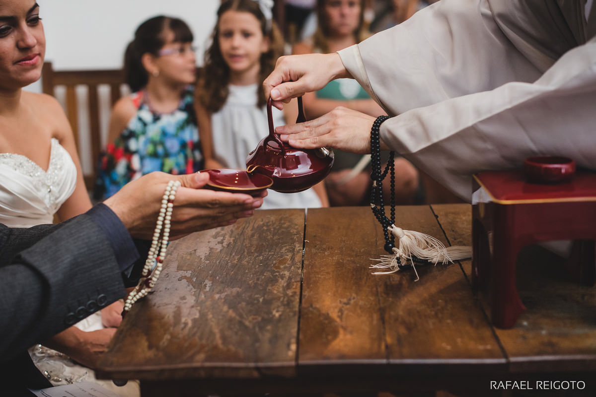 San-San-Kudo servido pelo celbrante no casamento budista do casal Beatriz e Roger no Drink Café Humaitá, Humaitá, Rio de Janeiro-RJ