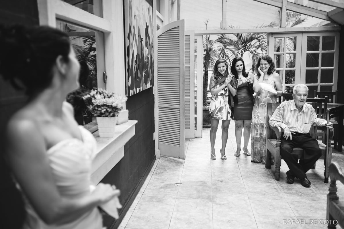 Alegria em ver a noiva Beatriz chegando no Drink Café Humaitá, Humaitá, Rio de Janeiro-RJ.