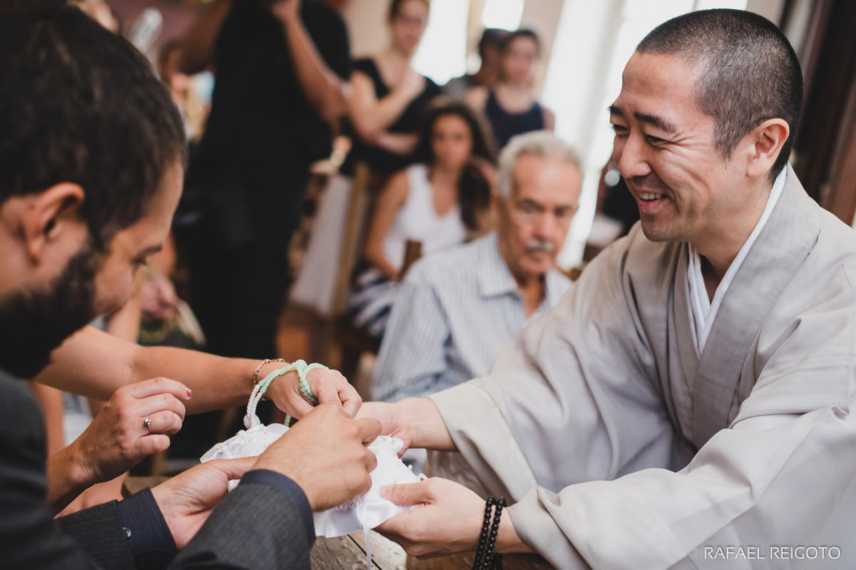 Troca das alianças no casamento budista do casal Beatriz e Roger no Drink Café Humaitá, Humaitá, Rio de Janeiro-RJ