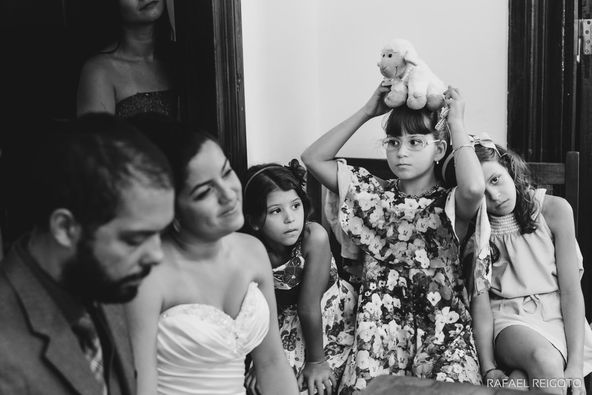 Crianças na celebração do casamento budista do casal Beatriz e Roger no Drink Café Humaitá, Humaitá, Rio de Janeiro-RJ