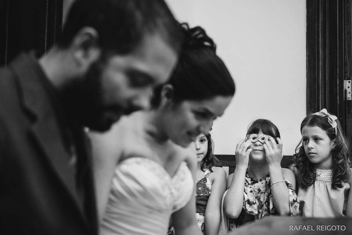 Crianças na celebração do casamento budista do casal Beatriz e Roger no Drink Café Humaitá, Humaitá, Rio de Janeiro-RJ