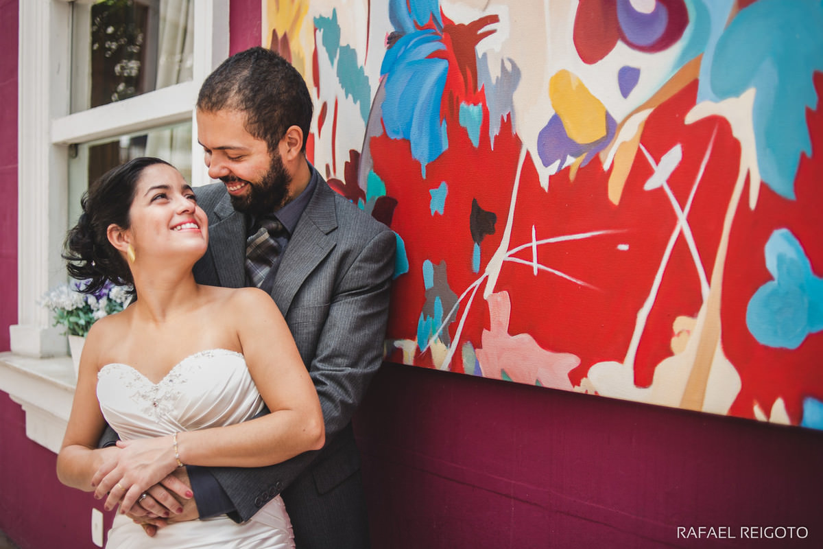 O casal Beatriz e Roger após a celebração do casamento budista no Drink Café Humaitá, Humaitá, Rio de Janeiro-RJ