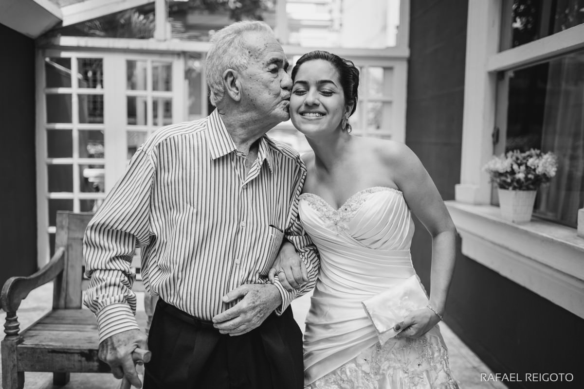 O pai beijando a noiva antes da celebração do casamento budista no Drink Café Humaitá, Humaitá, Rio de Janeiro-RJ.