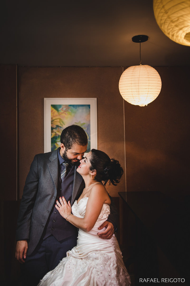 O casal Beatriz e Roger após a celebração do casamento budista no Drink Café Humaitá, Humaitá, Rio de Janeiro-RJ