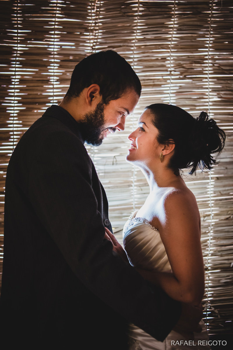 O casal Beatriz e Roger após a celebração do casamento budista no Drink Café Humaitá, Humaitá, Rio de Janeiro-RJ