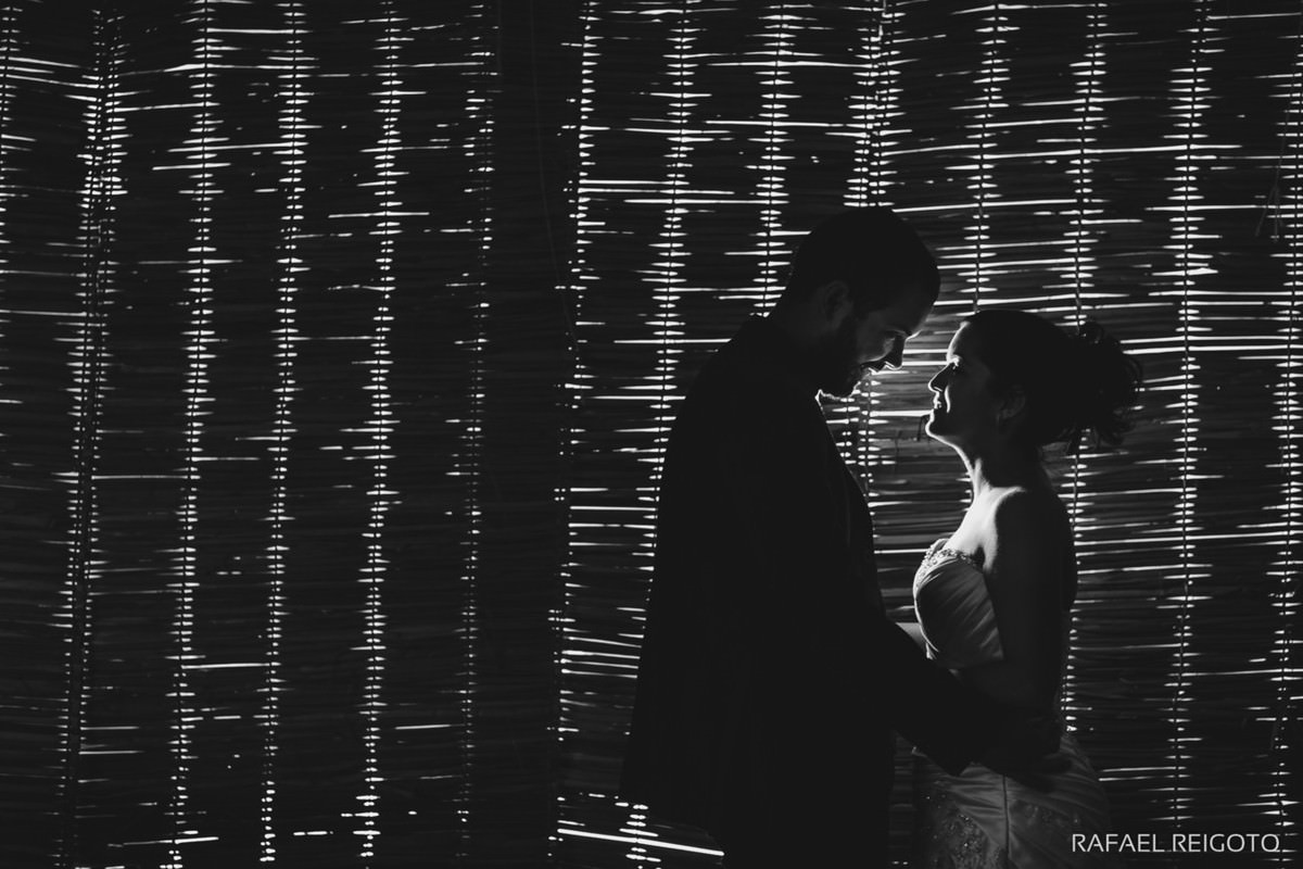 O casal Beatriz e Roger após a celebração do casamento budista no Drink Café Humaitá, Humaitá, Rio de Janeiro-RJ