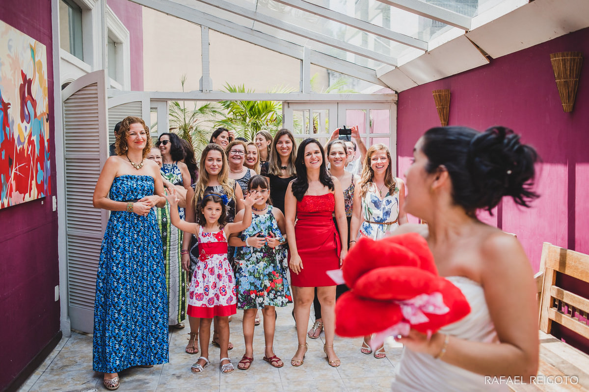 Hora de jogar o buquê de corações na comemoração do casamento budista do casal Beatriz e Roger no Drink Café Humaitá, Humaitá, Rio de Janeiro-RJ