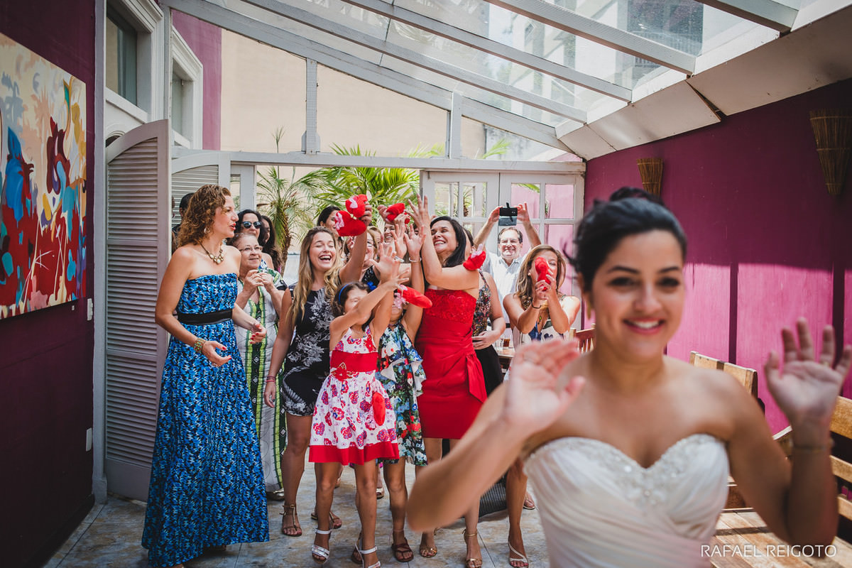 Hora de jogar o buquê de corações na comemoração do casamento budista do casal Beatriz e Roger no Drink Café Humaitá, Humaitá, Rio de Janeiro-RJ