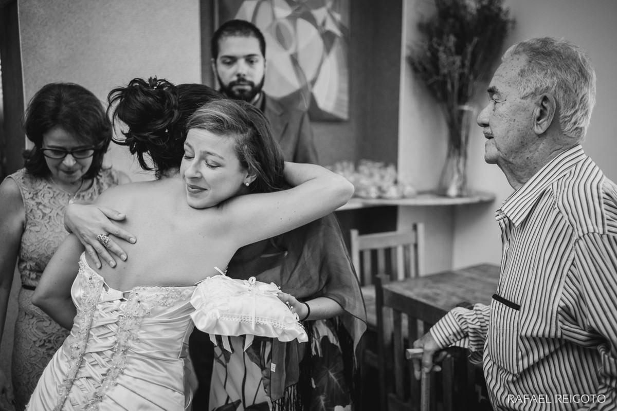 Abraço cheio de emoção no casamento budista de Beatriz e Roger no Drink Café Humaitá, Humaitá, Rio de Janeiro-RJ.