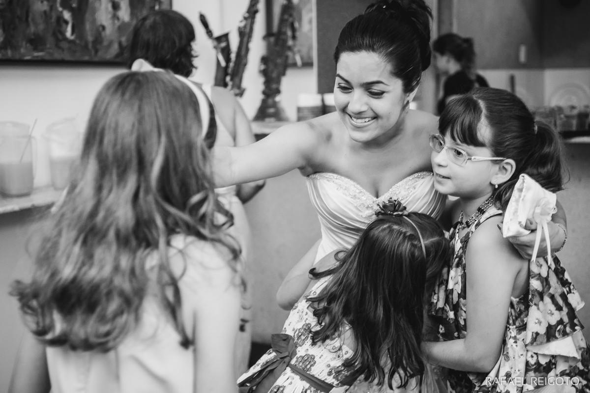 A noiva Beatriz e as crianças na celebração do casamento budista no Drink Café Humaitá, Humaitá, Rio de Janeiro-RJ.