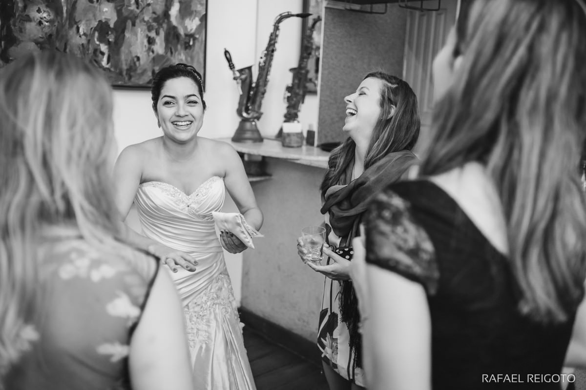 Amigas recebendo a noiva Beatriz no Drink Café Humaitá, Humaitá, Rio de Janeiro-RJ