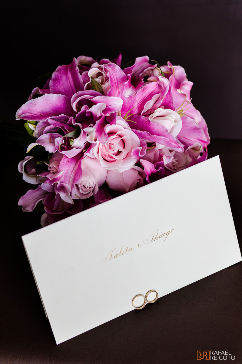 Buquê, convite e alianças no making of do casamento de Talita e Thiago, São Conrado, Rio de Janeiro/RJ