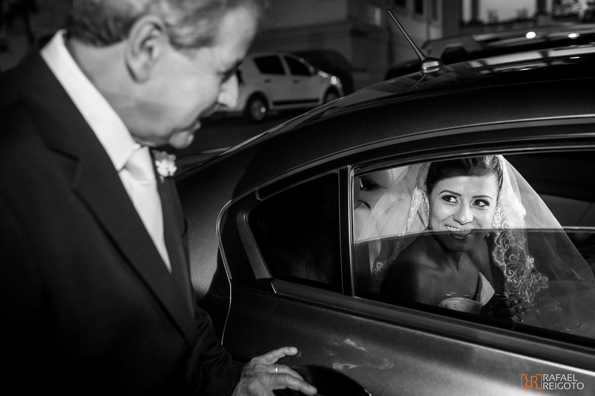 O pai da noiva tirando a sua filha do carro na chegada a Igreja do Marista São José, Tijuca, Rio de Janeiro/RJ
