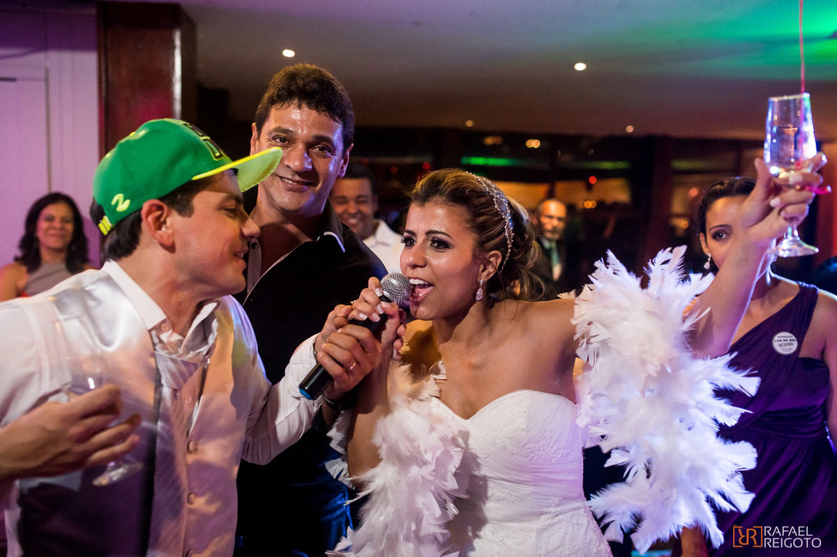 A noiva Talita cantando funk ao lado do noivo Thiago e do Mc Bob Rum no Marina Barra Clube, Barra da Tijuca, Rio de Janeiro/RJ