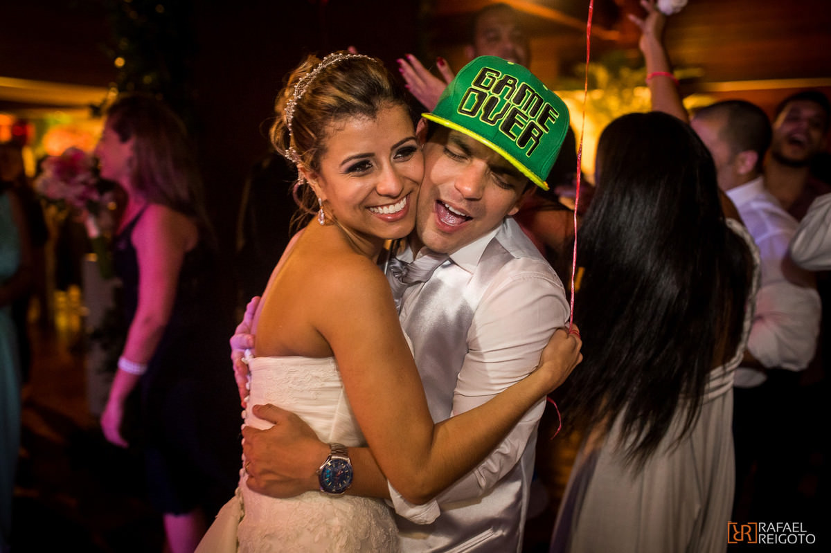 Os noivos Talita e Thiago curtindo bastante a festa de casamento no Marina Barra Clube, Barra da Tijuca, Rio de Janeiro/RJ