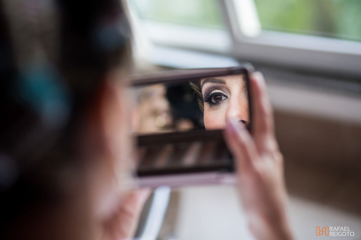 Noiva observando sua maquiagem no making of do casamento de Talita e Thiago, São Conrado, Rio de Janeiro/RJ
