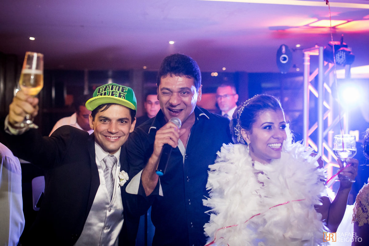 Os noivos e Mc Bob Rum na pista de dança do casamento de Talita e Thiago no Marina Barra Clube, Barra da Tijuca, Rio de Janeiro/RJ