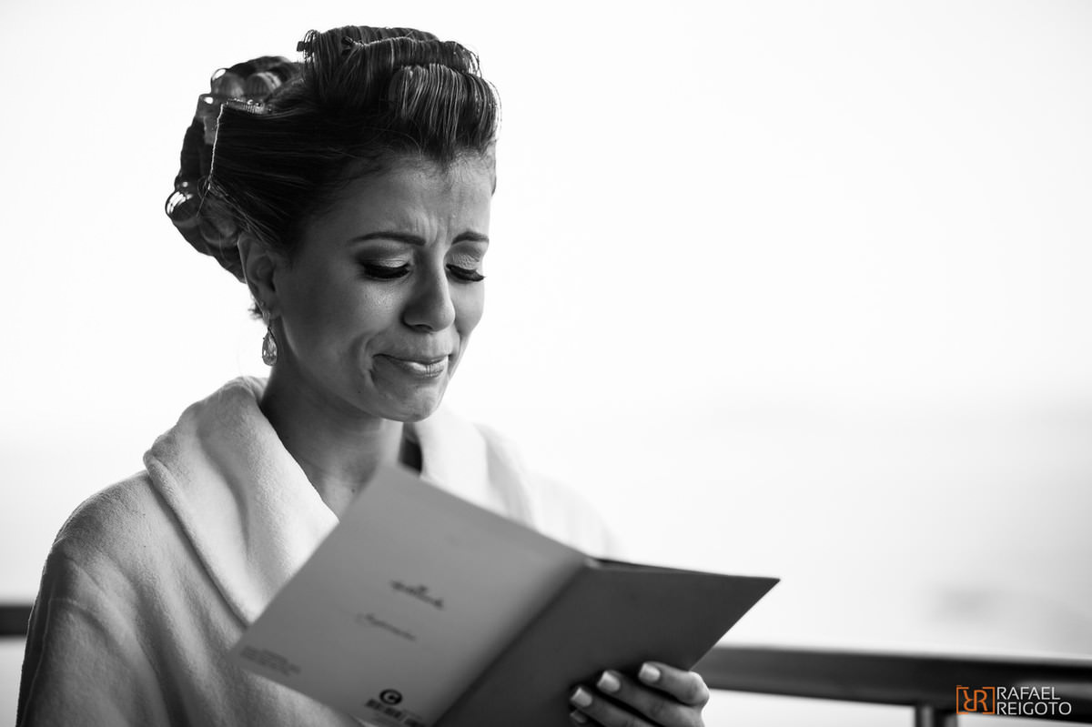A noiva Talita emocionada com o cartão que o noivo Thiago escreveu para ela no dia do casamento, São Conrado, Rio de Janeiro/RJ