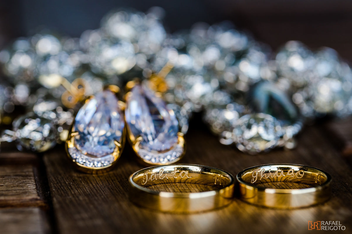 Brincos e alianças no making of do casamento de Talita e Thiago, São Conrado, Rio de Janeiro/RJ