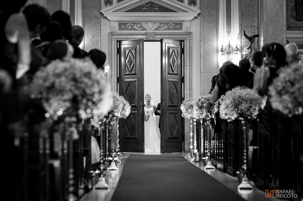 A noiva emocionada ao abrirem as portas da igreja do Marista São José para o casamento de Talita e Thiago, Tijuca, Rio de Janeiro/RJ