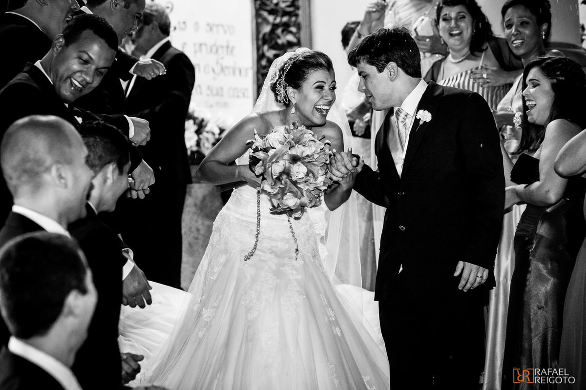 Padrinhos e madrinhas do casamento de Talita e Thiago jogando arroz no casal depois da da cerimônia de casamento no Marista São José, Tijuca, Rio de Janeiro/RJ
