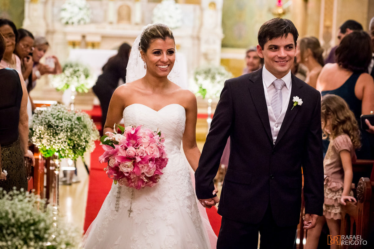 Os noivos Talita e Thiago já casados depois da cerimônia de casamento no Marista São José, Tijuca, Rio de Janeiro/RJ