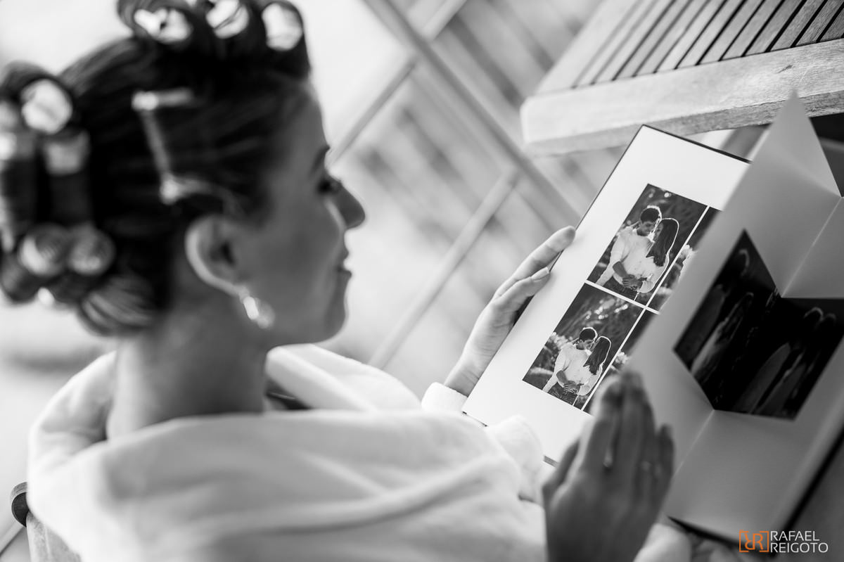A noiva Talita olhando o álbum do ensaio do casal , São Conrado, Rio de Janeiro/RJ