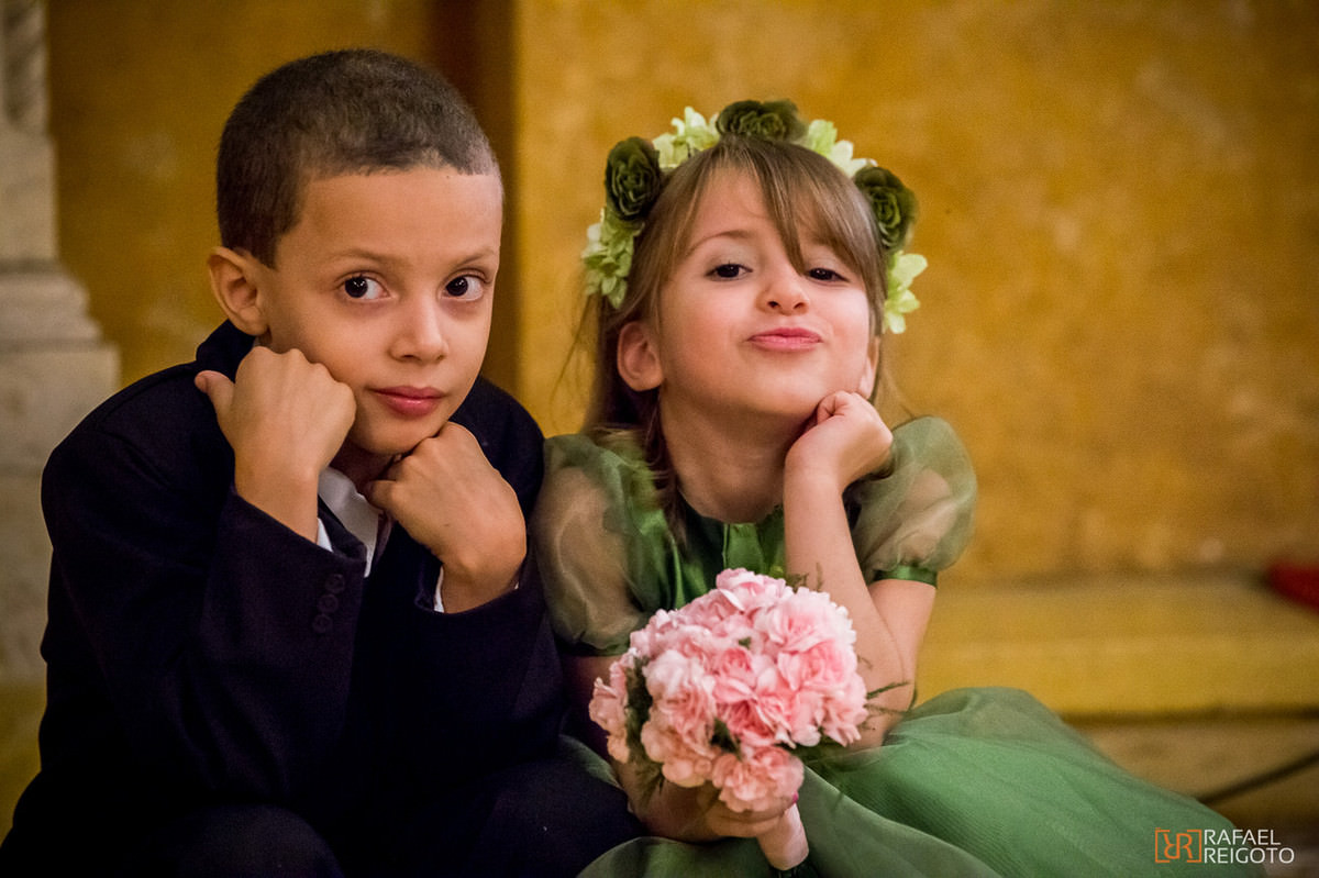 O pajem e a daminha fazendo poses para a foto no casamento de Talita e Thiago no Marista São José, Tijuca, Rio de Janeiro/RJ