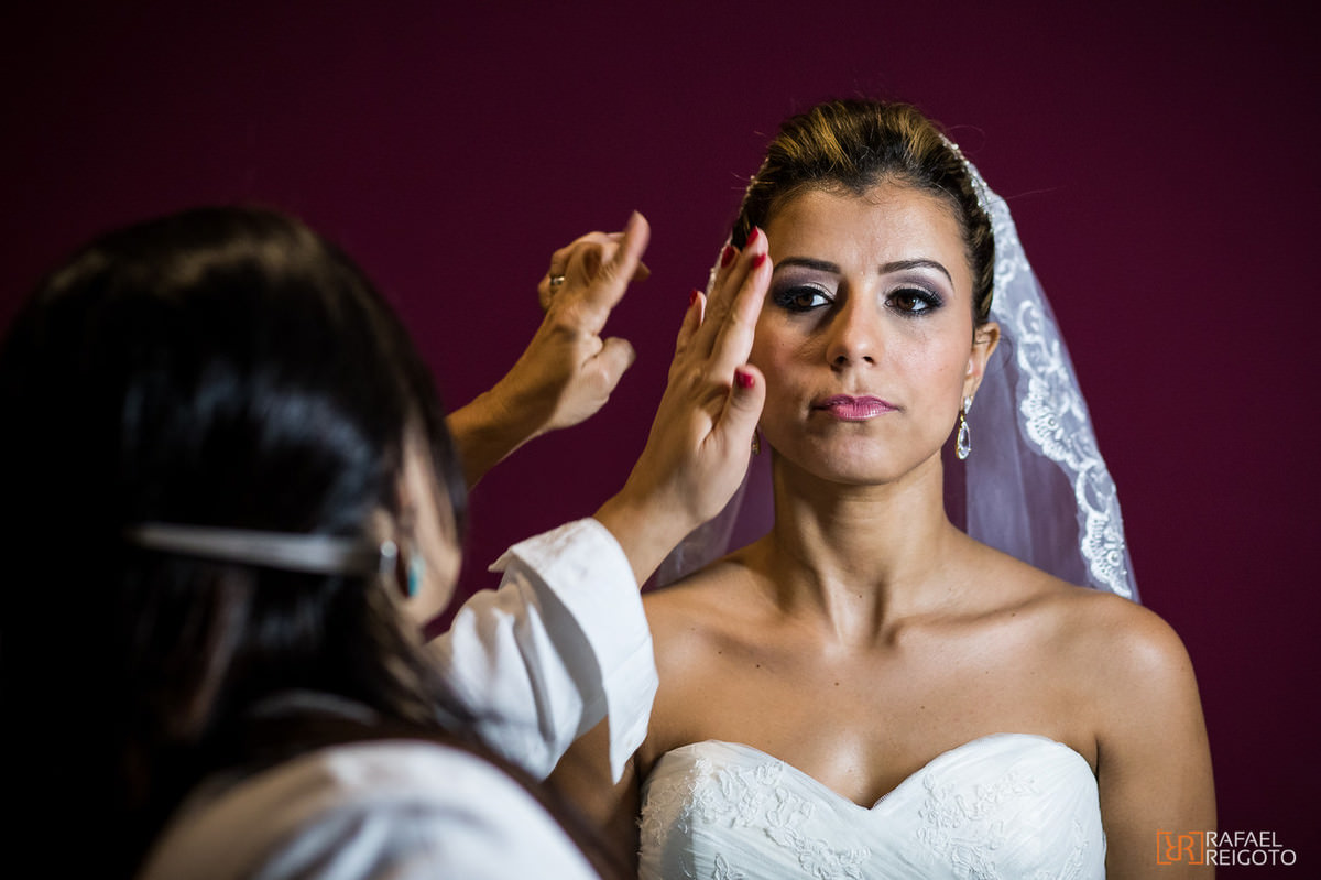 Maquiadora e mãe da noiva dando os últimos retoques na noiva Talita no making of em  São Conrado, Rio de Janeiro/RJ