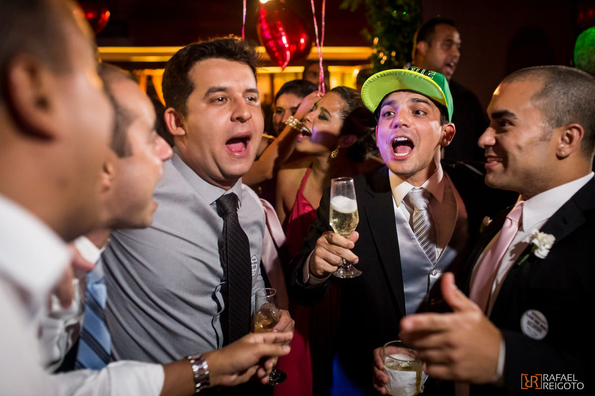 Noivo Thiago feliz bebendo com seus amigos no seu casamento no Marina Barra Clube, Barra da Tijuca, Rio de Janeiro/RJ