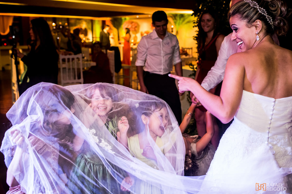 As crianças brincando com o vestido da noiva no casamento de Talita e Thiago no Marina Barra Clube, Barra da Tijuca, Rio de Janeiro/RJ