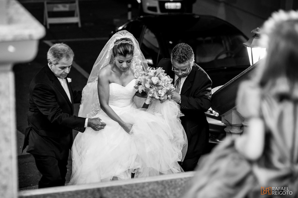 O pai da noiva levando sua filha até a Igreja do Marista São José para a cerimônia do casamento de Talita e Thiago, Tijuca, Rio de Janeiro/RJ