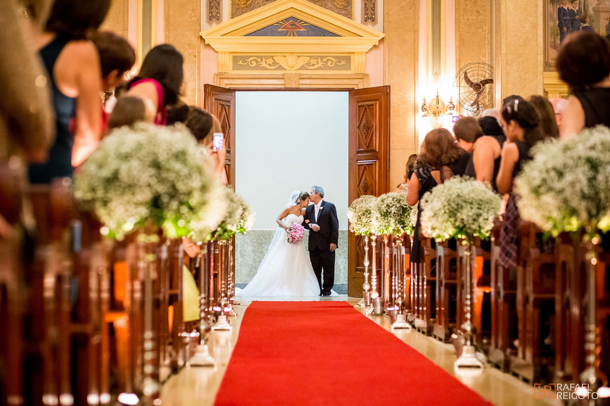 Pai da noiva beijando a filha na entrada da igreja para a cerimônia de casamento de Talita e Thiago na Igreja do Marista São José, Tijuca, Rio de Janeiro/RJ