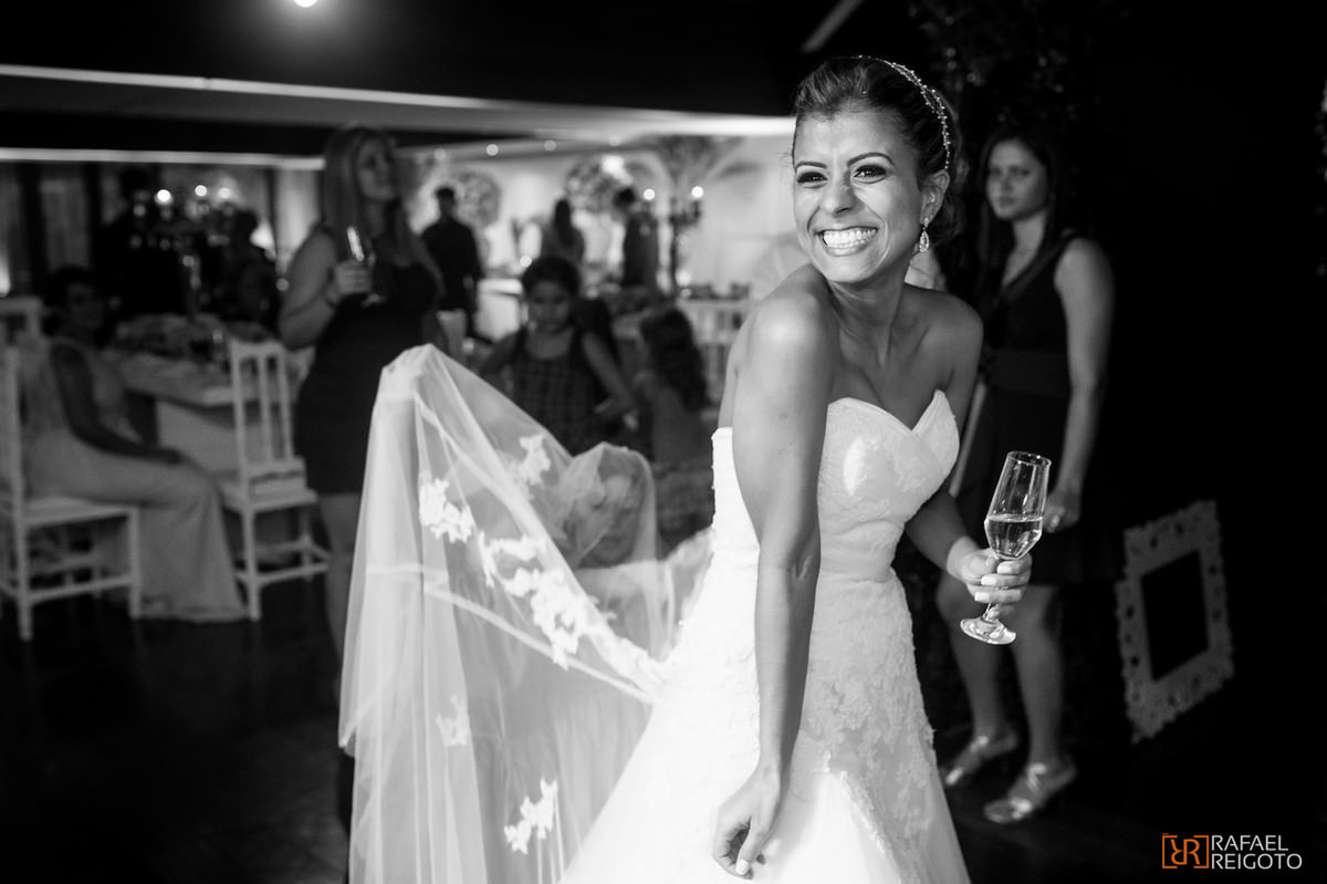 As crianças brincando com o vestido da noiva no casamento de Talita e Thiago no Marina Barra Clube, Barra da Tijuca, Rio de Janeiro/RJ