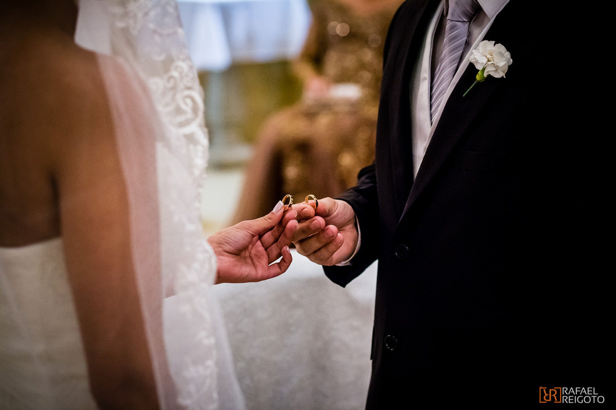 O momento das alianças no casamento de Talita e Thiago no Marista São José, Tijuca, Rio de Janeiro/RJ