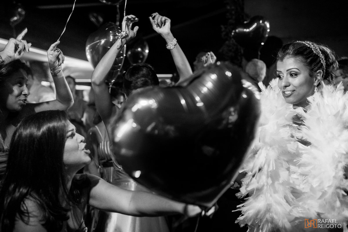 Balões de coração na pista de dança do do casamento de Talita e Thiago no Marina Barra Clube, Barra da Tijuca, Rio de Janeiro/RJ