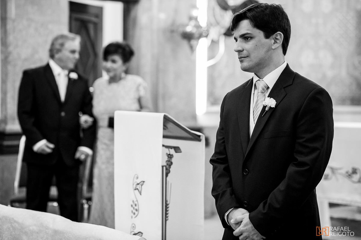 O noivo Thiago nervoso vendo sua noiva Talita entrar na igreja do Marista São José, Tijuca, Rio de Janeiro/RJ