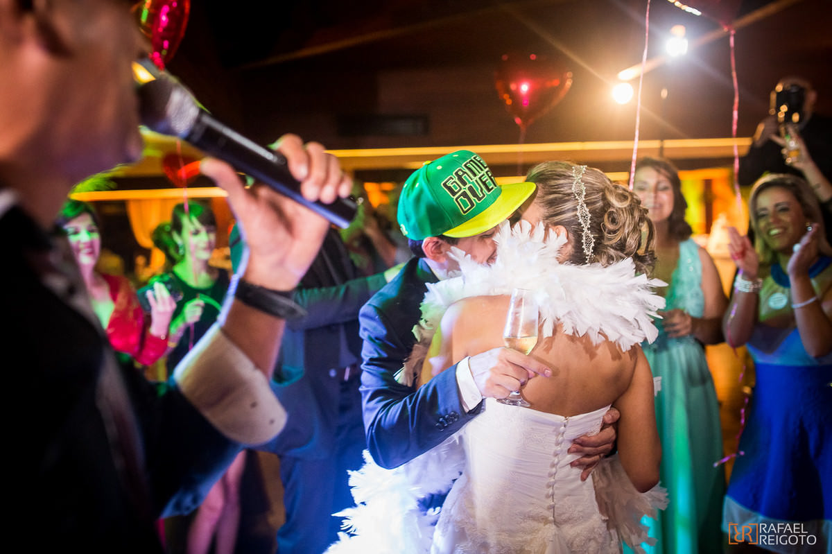 Noivos se beijando na pista de dança do casamento no Marina Barra Clube, Barra da Tijuca, Rio de Janeiro/RJ