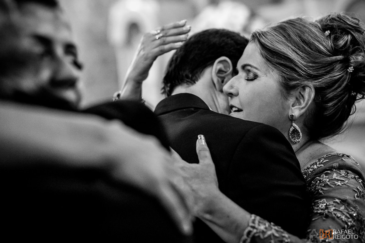 Abraço emocionado da mãe do noivo em seu filho no casamento de Talita e Thiago no Marista São José, Tijuca, Rio de Janeiro/RJ