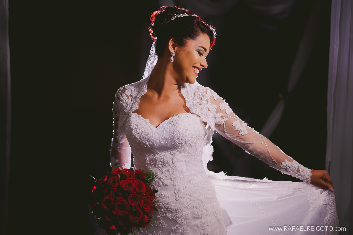 A noiva Priscila olhando seu vestido quando acabou o making of, Green House Buffet, Ilha do Governador, Rio de Janeiro/RJ