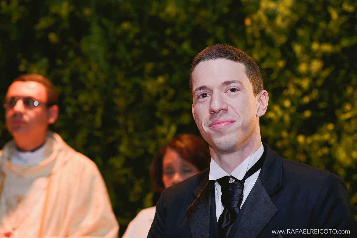 O noivo Vitor aguardando ansiosamente sua noiva Priscila no Green House Buffet, Ilha do Governador, Rio de Janeiro/RJ