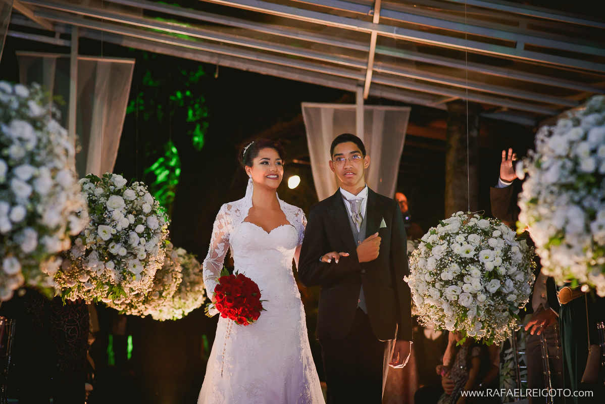 A entrada da noiva Priscila com seu irmão na cerimônia do seu casamento na Green House Buffet, Ilha do Governador, Rio de Janeiro/RJ
