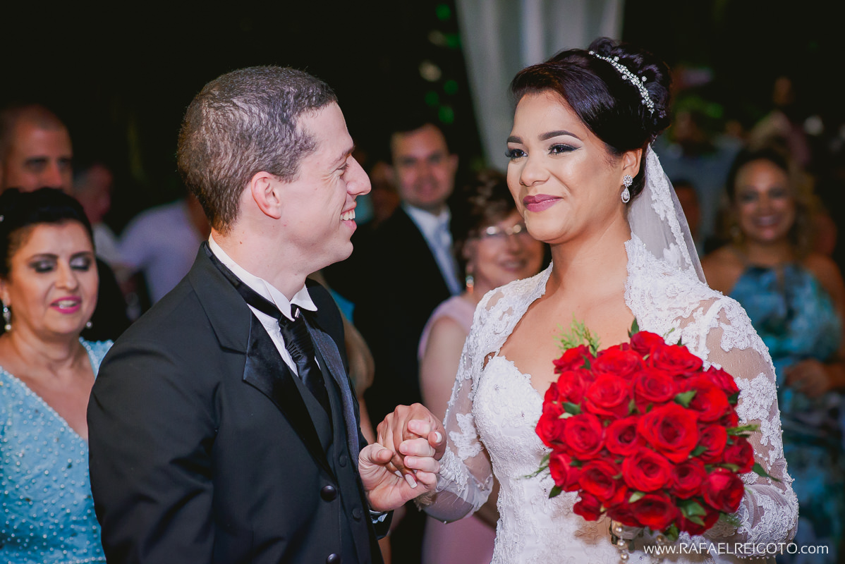 O noivo Vitor recebendo sua noiva Priscila na cerimônia do seu casamento na Green House Buffet, Ilha do Governador, Rio de Janeiro/RJ